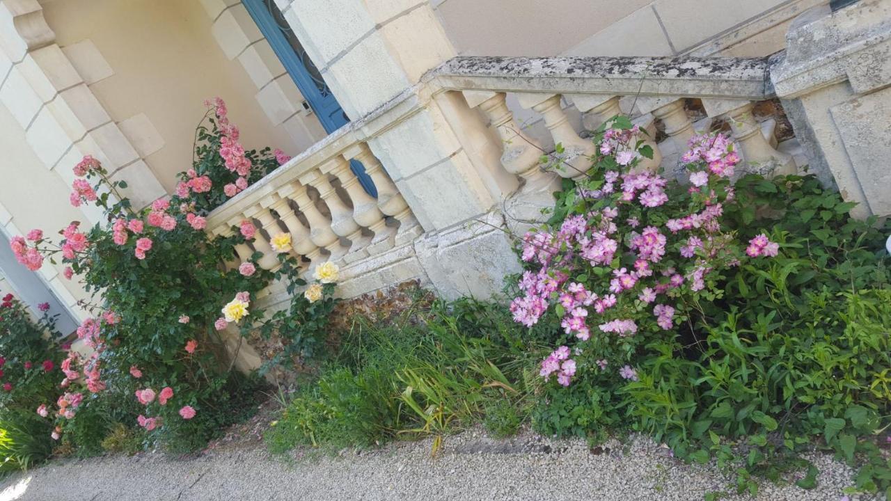 La Roseraie Neuville-de-Poitou Exterior photo