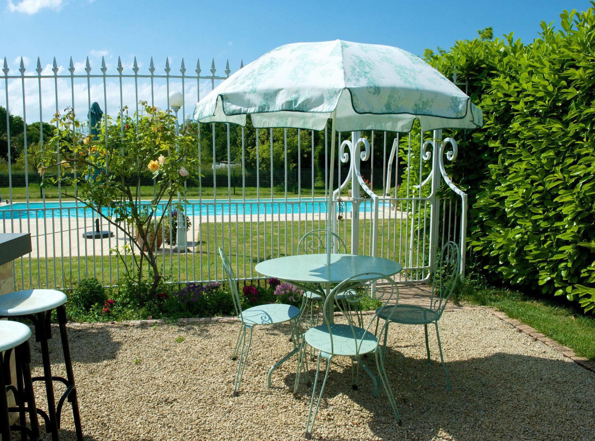 La Roseraie Neuville-de-Poitou Exterior photo
